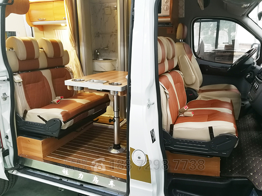 上汽大通V80短軸中頂自動(dòng)擋五座房車內(nèi)飾2